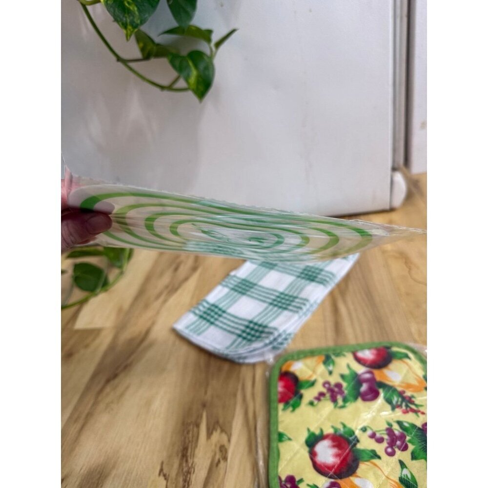 Kitchen Essentials Bundle – Dish Towels, Pot Holder & Sink Liner (New) - Picture 8 of 10